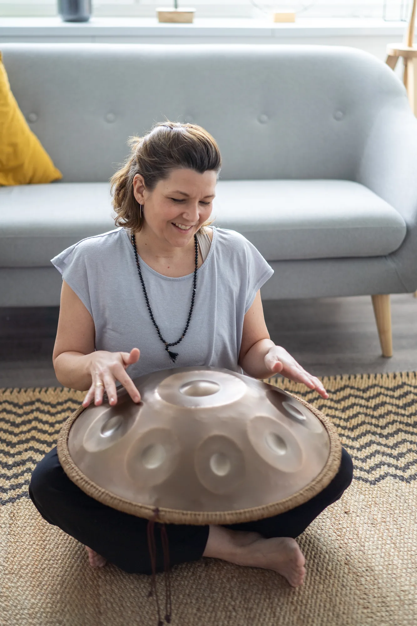 Lisa Wolk lacht beim Spielen der Handpan
