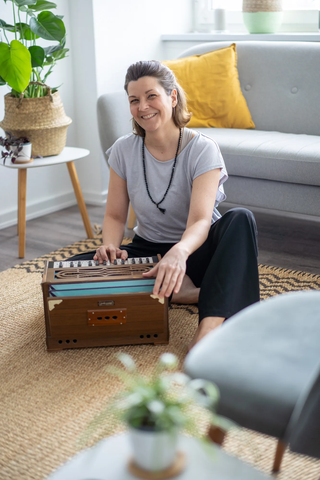 Lisa Wolk am Harmonium